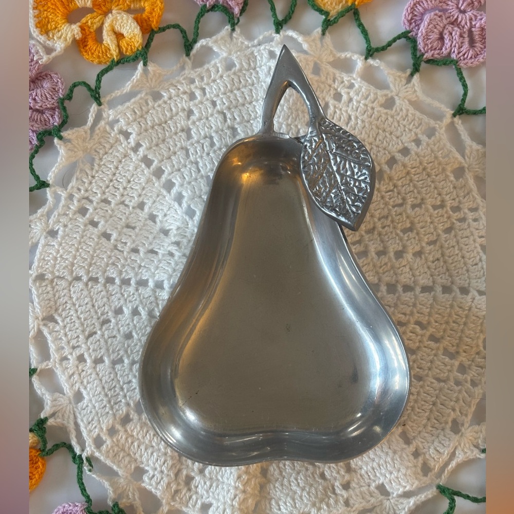 Pier 1 Silver Aluminum Pear-Shaped Trinket dish with Leaf Accent 7 inches long